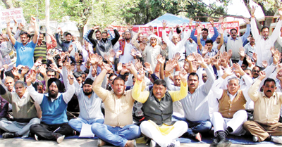 Farmers during a protest near Press Club, Jammu on Saturday. -Excelsior/Rakesh Farmers during a protest near Press Club, Jammu on Saturday. -Excelsior/Rakesh
