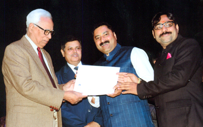 Governor N N Vohra felicitating representatives of Langar Organisations. Governor N N Vohra felicitating representatives of Langar Organisations.