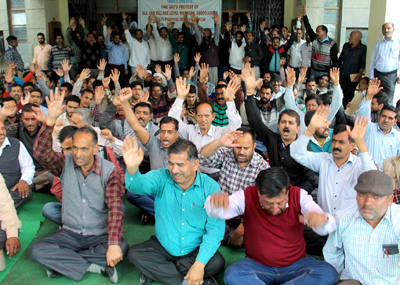 VLWs and MPWs during a protest in the office premises of Directorate of Rural Development, Jammu. -Excelsior/Rakesh VLWs and MPWs during a protest in the office premises of Directorate of Rural Development, Jammu. -Excelsior/Rakesh