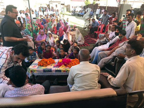 Ch. Manmohan Singh addressing members of Jat Biradari at Dayalachak. Ch. Manmohan Singh addressing members of Jat Biradari at Dayalachak.