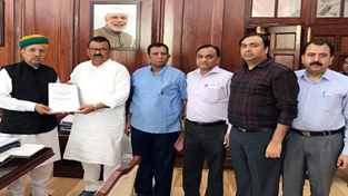 Industries Minister C P Ganga submitting memorandum to Union Minister at New Delhi on Friday. Industries Minister C P Ganga submitting memorandum to Union Minister at New Delhi on Friday.