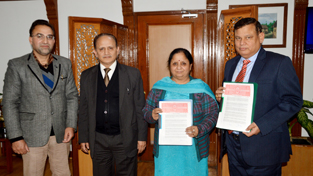 Nishi Baru, President, J&K Bank Ltd and Ashok Goswamy, MD CCBL Jammu showing copies of agreement. Nishi Baru, President, J&K Bank Ltd and Ashok Goswamy, MD CCBL Jammu showing copies of agreement.