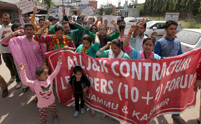 Family members and kids of contractual lecturers taking part in protest march on Wednesday. —Excelsior/Rakesh Family members and kids of contractual lecturers taking part in protest march on Wednesday. —Excelsior/Rakesh
