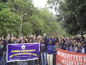 Non-teaching and non-gazetted employees of JU during a protest on Friday. Non-teaching and non-gazetted employees of JU during a protest on Friday.