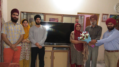 An LG official presenting bouquet to the winner of LG’s ‘Buy and Fly’ offer. An LG official presenting bouquet to the winner of LG’s ‘Buy and Fly’ offer.