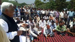 Senior NC leader, Ajay Sadhotra addressing the protesting people at new Nikki Tawi Bridge at Phallain Mandal. Senior NC leader, Ajay Sadhotra addressing the protesting people at new Nikki Tawi Bridge at Phallain Mandal.