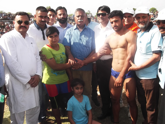Former Minister and MLA Sukhnandan Choudhary felicitating winners of 2nd Jhiri Kesari Dangal 2017 title on Monday. Former Minister and MLA Sukhnandan Choudhary felicitating winners of 2nd Jhiri Kesari Dangal 2017 title on Monday.