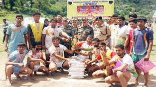 Jubilant winners posing for a photograph alongwith Deputy Commander 120 BG brigade, Col Mohit Seth and other dignitaries at OP Hill Stadium, Mendhar. Jubilant winners posing for a photograph alongwith Deputy Commander 120 BG brigade, Col Mohit Seth and other dignitaries at OP Hill Stadium, Mendhar.