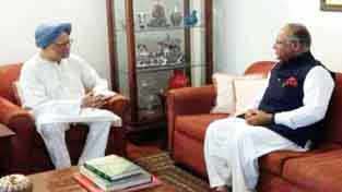 Senior Cong leader from Kashmir Tariq Hamid Karra at meeting with former PM Dr Manmohan Singh in Delhi on Tuesday. Senior Cong leader from Kashmir Tariq Hamid Karra at meeting with former PM Dr Manmohan Singh in Delhi on Tuesday.