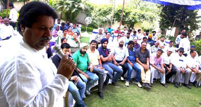 Senior Congress leader Raman Bhalla addressing party workers. Senior Congress leader Raman Bhalla addressing party workers.