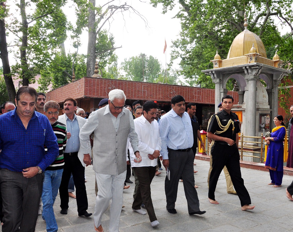 GOVERNOR AT KHEER BHAWANI SHRINE-31