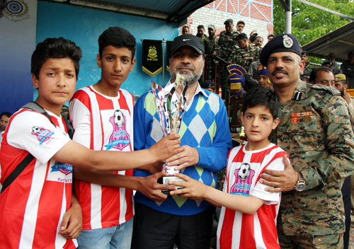 MLA Baramulla Javed Hassan Beg and Commandant, 53 Battalion CRPF presenting the title trophy to the winning team members at Baramulla. — Excelsior/Aabid Nabi MLA Baramulla Javed Hassan Beg and Commandant, 53 Battalion CRPF presenting the title trophy to the winning team members at Baramulla. — Excelsior/Aabid Nabi