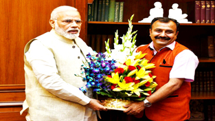 MLC Vikram Randhawa presenting a bouquet to PM Narendra Modi at New Delhi.