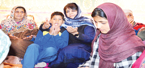 Chief Minister Mehbooba Mufti offers prayers at the residence of police martyr in Kulgam on Wednesday. —Excelsior/Younis Khaliq Chief Minister Mehbooba Mufti offers prayers at the residence of police martyr in Kulgam on Wednesday. —Excelsior/Younis Khaliq