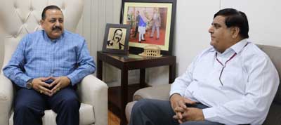 Chief Secretary Jammu & Kashmir, B B Vyas calling on Union Minister Dr Jitendra Singh, at New Delhi. Chief Secretary Jammu & Kashmir, B B Vyas calling on Union Minister Dr Jitendra Singh, at New Delhi.
