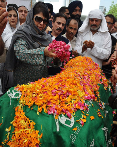 Chief Minister Mehbooba Mufti laying wreath on the body of Shanti Devi. Chief Minister Mehbooba Mufti laying wreath on the body of Shanti Devi.