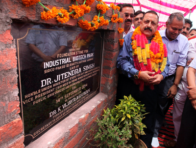 Union Minister, Dr Jitendra Singh laying foundation stone of Biotech Park at Ghatti Kathua on Sunday. —Excelsior/Rakesh Union Minister, Dr Jitendra Singh laying foundation stone of Biotech Park at Ghatti Kathua on Sunday. —Excelsior/Rakesh