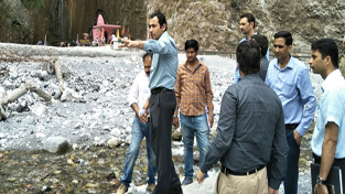 DDC Reasi Ravinder Kumar during his visit to Siard Baba on Wednesday. DDC Reasi Ravinder Kumar during his visit to Siard Baba on Wednesday.