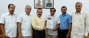 Union Minister Dr Jitendra Singh receiving a memorandum from a delegation of Shri Amarnath Yatra Langar Association. Union Minister Dr Jitendra Singh receiving a memorandum from a delegation of Shri Amarnath Yatra Langar Association.