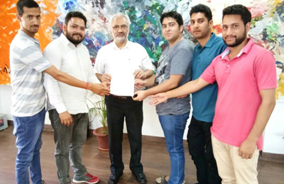 JU students submitting a memorandum to Vice-Chancellor. JU students submitting a memorandum to Vice-Chancellor.