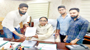 JU students submitting memorandum to MoS HRD at New Delhi. JU students submitting memorandum to MoS HRD at New Delhi.
