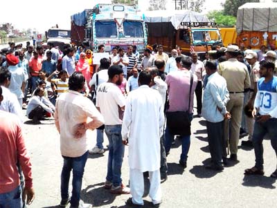 Irate people protesting on National Highway at Kathua on Monday -Excelsior/Pardeep Irate people protesting on National Highway at Kathua on Monday -Excelsior/Pardeep