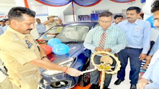 SDPO Akhnoor lighting ceremonial lamp at launch of New Dzire at Jammu Motors. SDPO Akhnoor lighting ceremonial lamp at launch of New Dzire at Jammu Motors.