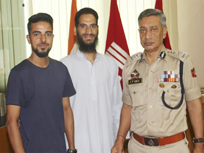 DGP Dr SP Vaid and members of J&K Association of Deaf during meeting at Srinagar on Tuesday. DGP Dr SP Vaid and members of J&K Association of Deaf during meeting at Srinagar on Tuesday.