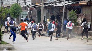 Chief Minister, Mehbooba Mufti and Union Health Minister J P Nadda along with Union MoS, Dr Jitendra Singh and Deputy CM, Dr Nirmal Singh laying foundation stone of GMC Doda at Ghat on Saturday. -Excelsior/Tilak Raj Chief Minister, Mehbooba Mufti and Union Health Minister J P Nadda along with Union MoS, Dr Jitendra Singh and Deputy CM, Dr Nirmal Singh laying foundation stone of GMC Doda at Ghat on Saturday. -Excelsior/Tilak Raj