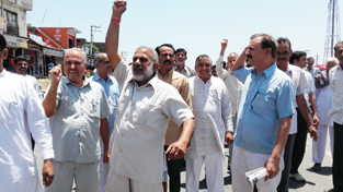 Congress workers protesting at Jatwal on Sunday. —Excelsior/Gautam Congress workers protesting at Jatwal on Sunday. —Excelsior/Gautam