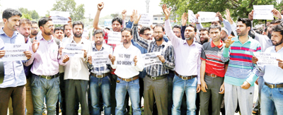 Teachers staging protest against withholding of salaries. —Excelsior/Shakeel Teachers staging protest against withholding of salaries. —Excelsior/Shakeel