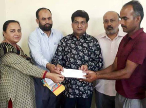 VC, SC, ST, BC Development Corporation Balbir Ram Rattan handing over authority letters to beneficiaries at Samba on Monday. — Excelsior/Gautam VC, SC, ST, BC Development Corporation Balbir Ram Rattan handing over authority letters to beneficiaries at Samba on Monday. — Excelsior/Gautam