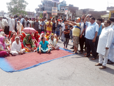 People protesting in Vijaypur against opening of wine shop on Saturday. -Excelsior/ Gautam People protesting in Vijaypur against opening of wine shop on Saturday. -Excelsior/ Gautam