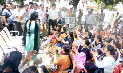 A leader of FMPHWs’ Association addressing protesters at Madam Shashi Bala Memorial Park in Jammu.