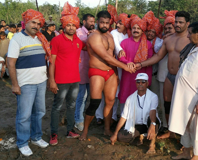 Winners of Vishal Dangal being felicitated by the dignitaries on Friday. Winners of Vishal Dangal being felicitated by the dignitaries on Friday.