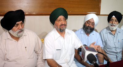Sikh leaders addressing a press conference at Jammu on Wednesday. —Excelsior/Rakesh Sikh leaders addressing a press conference at Jammu on Wednesday. —Excelsior/Rakesh