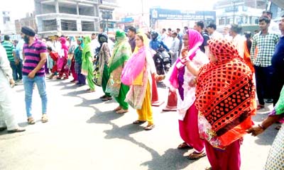 People protesting against power cuts at Bari Brahmna on Monday. -Excelsior/Gautam People protesting against power cuts at Bari Brahmna on Monday. -Excelsior/Gautam