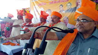 BJP National Vice-President and Prabhari Avinash Rai Khanna administering oath to party workers in a rally at Samba on Saturday. BJP National Vice-President and Prabhari Avinash Rai Khanna administering oath to party workers in a rally at Samba on Saturday.