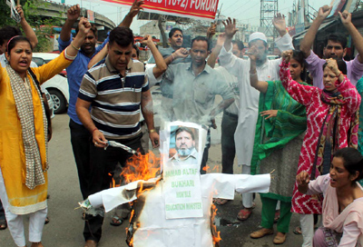 Contractual Lecturers torching effigy of Education Minister during protest on Thursday. —Excelsior/Rakesh Contractual Lecturers torching effigy of Education Minister during protest on Thursday. —Excelsior/Rakesh