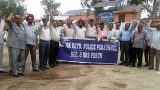 Retired Policemen staging protest at Vijaypur on Tuesday. Retired Policemen staging protest at Vijaypur on Tuesday.