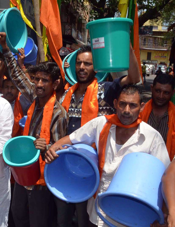 People protesting against water shortage in Jammu City on Monday. -Excelsior/Rakesh People protesting against water shortage in Jammu City on Monday. -Excelsior/Rakesh