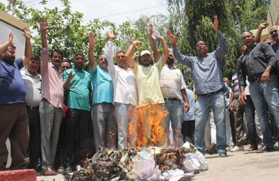 PPEU members during a protest at PDD Sub Division, Green Belt Park in Jammu. —Excelsior/Rakesh PPEU members during a protest at PDD Sub Division, Green Belt Park in Jammu. —Excelsior/Rakesh