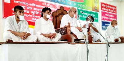 Jain Aacharya Shri Subhadra Muni Ji Maharaj addressing his followers in Jammu on Sunday. Jain Aacharya Shri Subhadra Muni Ji Maharaj addressing his followers in Jammu on Sunday.