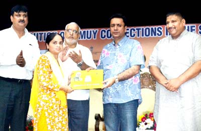 Minister for FCS&CA, Ch Zulfkar Ali handing over new LPG connection to a beneficiary under PMUY at Jammu on Sunday. Minister for FCS&CA, Ch Zulfkar Ali handing over new LPG connection to a beneficiary under PMUY at Jammu on Sunday.