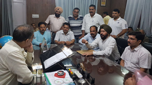 Diploma Engineers apprising Speaker Kavinder Gupta of their issues and demands on Friday. Diploma Engineers apprising Speaker Kavinder Gupta of their issues and demands on Friday.