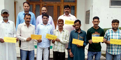 Vice Chairman, SC, ST, BC Corporation Balbir Ram Rattan handing over PALs to beneficiaries at Rajouri on Monday. Vice Chairman, SC, ST, BC Corporation Balbir Ram Rattan handing over PALs to beneficiaries at Rajouri on Monday.