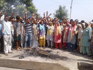 Villagers protesting on Vijaypur-Ramgarh road on Thursday. — Excelsior/Gautam Villagers protesting on Vijaypur-Ramgarh road on Thursday. — Excelsior/Gautam