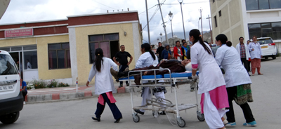 Injured person being shifted to hospital in Leh. — Excelsior/Morup Stanzin Injured person being shifted to hospital in Leh. — Excelsior/Morup Stanzin