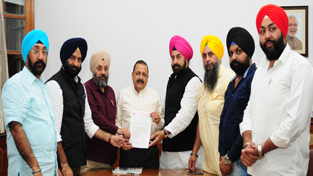 Union Minister Dr Jitendra Singh receiving a memorandum from a Sikh delegation led by S. Manjeet Singh President Delhi Gurdwara Committee, S. Manjinder Singh Sirsa MLA, Sardar R P Singh former MLA and others, at New Delhi on Wednesday. Union Minister Dr Jitendra Singh receiving a memorandum from a Sikh delegation led by S. Manjeet Singh President Delhi Gurdwara Committee, S. Manjinder Singh Sirsa MLA, Sardar R P Singh former MLA and others, at New Delhi on Wednesday.