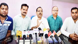 Congress leaders addressing a press conference at Vijaypur on Wednesday. -Excelsior/ Gautam Congress leaders addressing a press conference at Vijaypur on Wednesday. -Excelsior/ Gautam